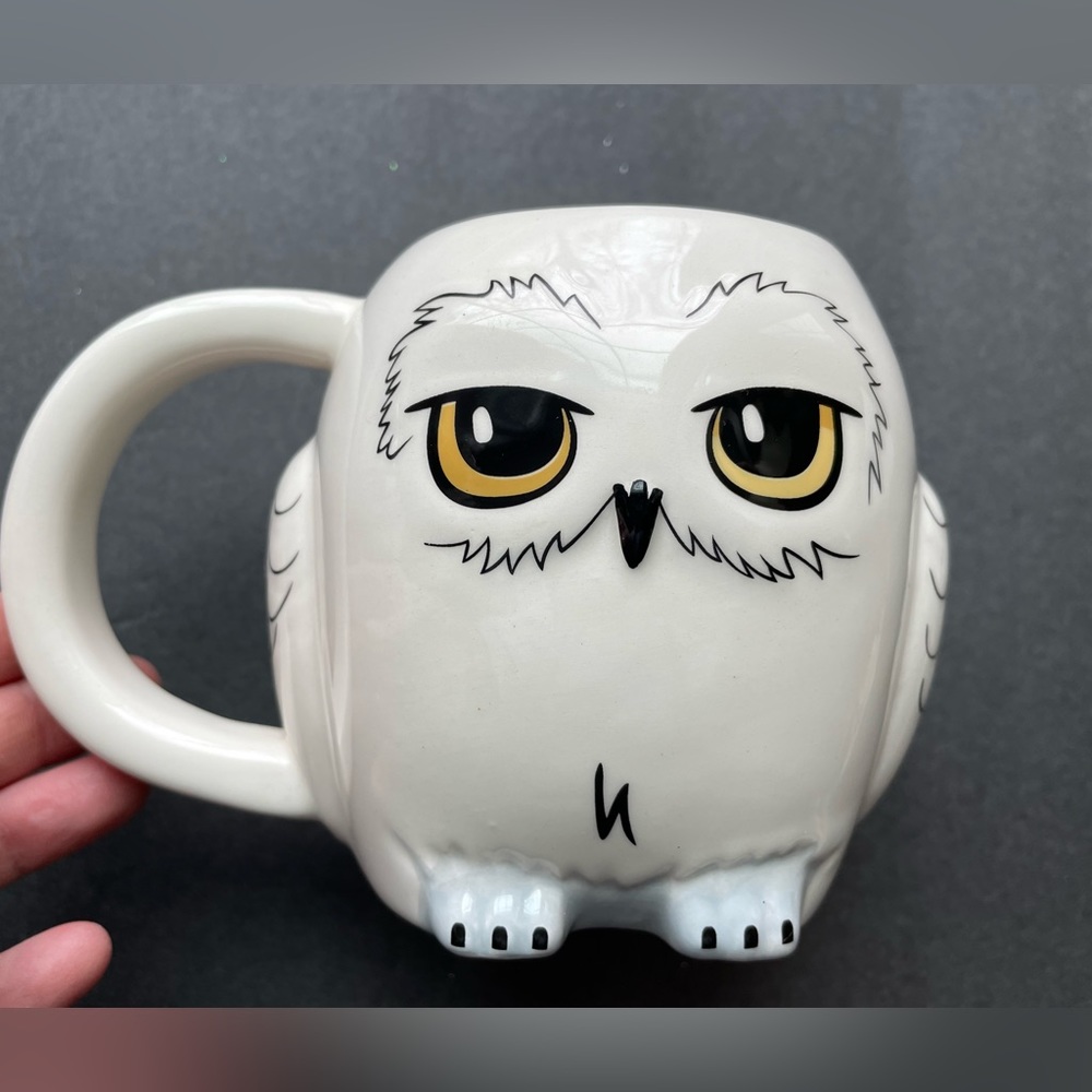 Harry Potter 16 ounce Hedwig snow owl ceramic coffee mug.